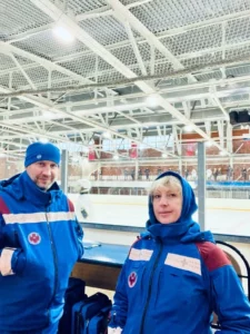 Дежурство скорой помощи на хоккейном матче
